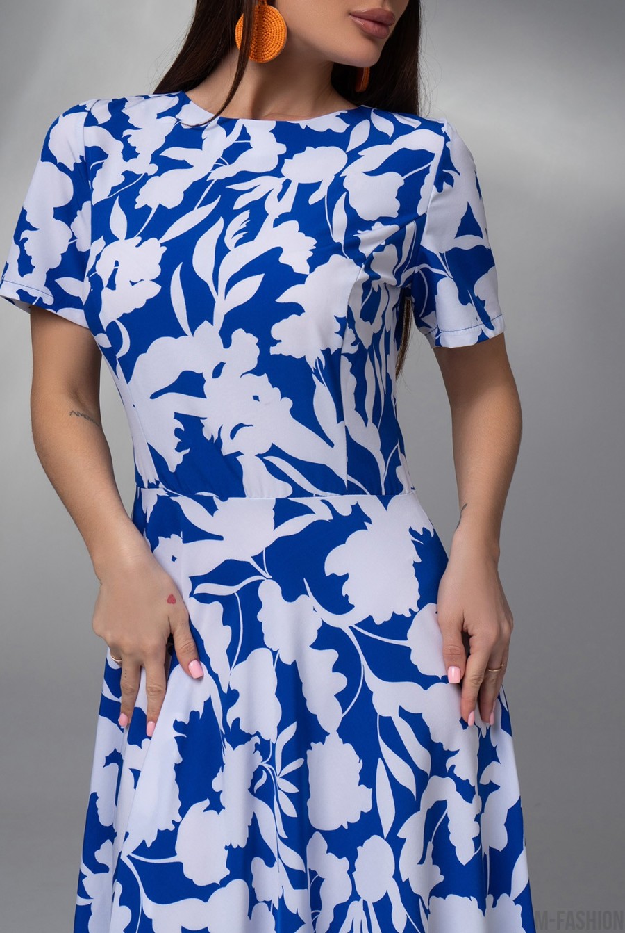 Бело-синее приталенное платье с цветочным принтом - Фото 4