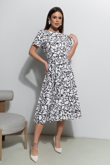 Черно-белое приталенное платье с принтом
