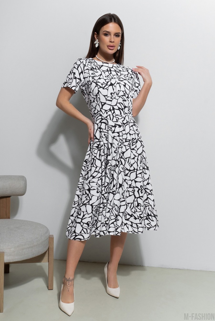 Черно-белое приталенное платье с принтом  - Фото 1