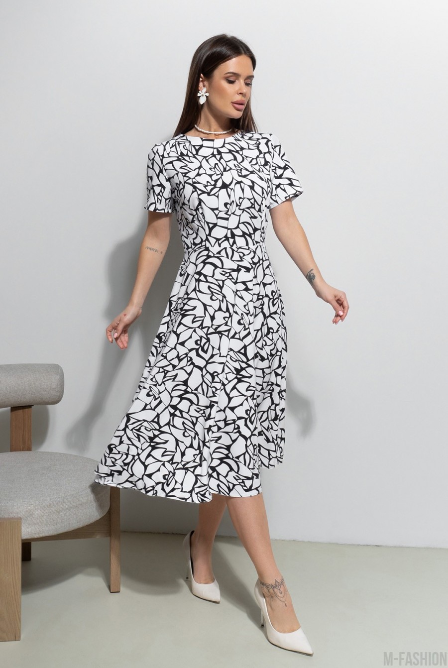 Черно-белое приталенное платье с принтом - Фото 2