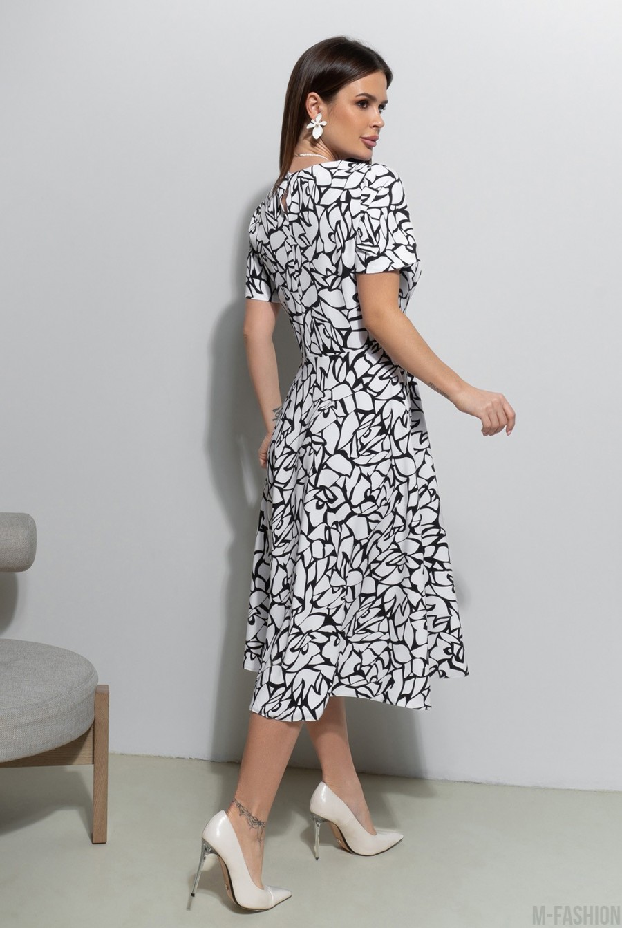 Черно-белое приталенное платье с принтом - Фото 3