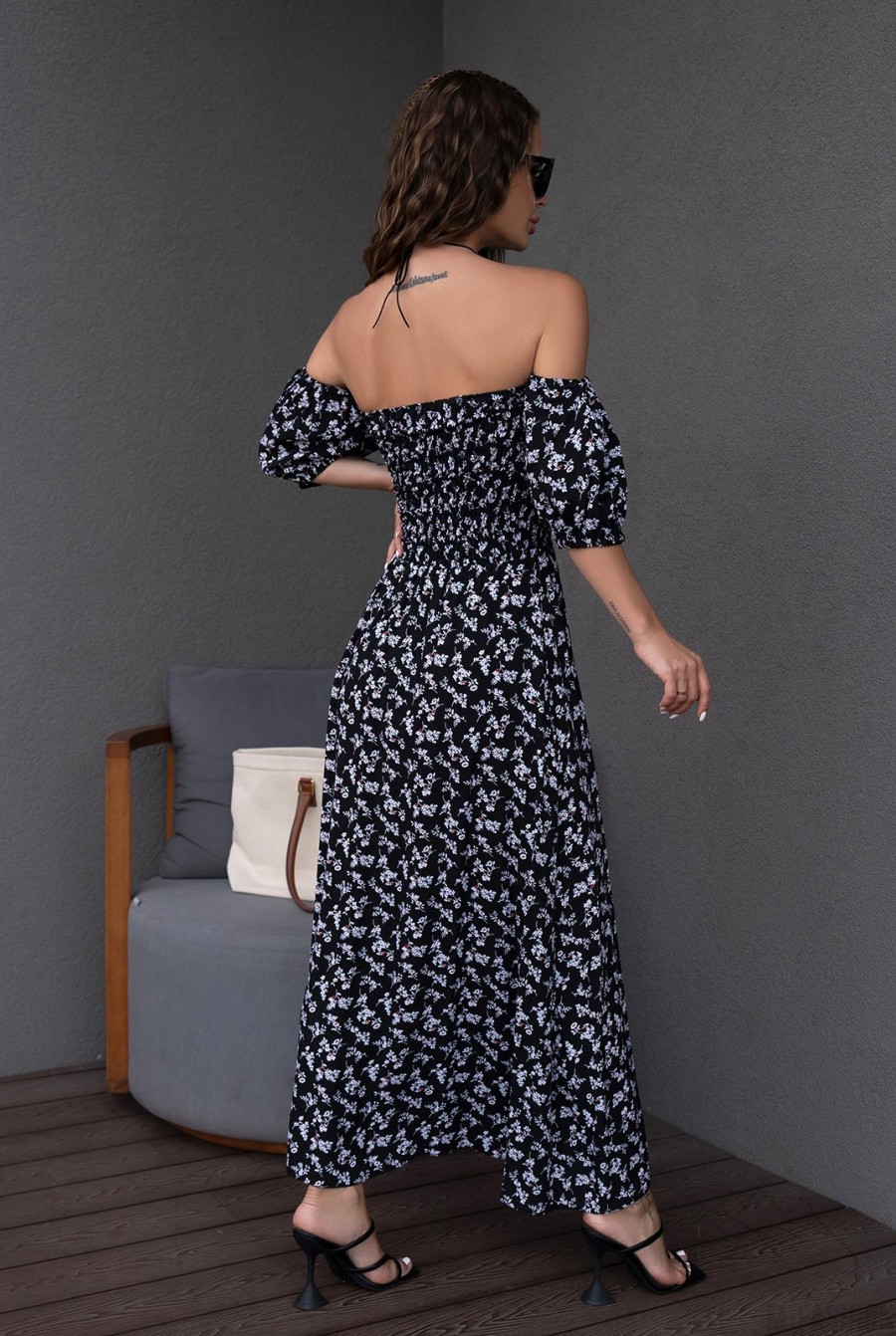 Черно-белое цветочное платье с лифом-жаткой - Фото 3