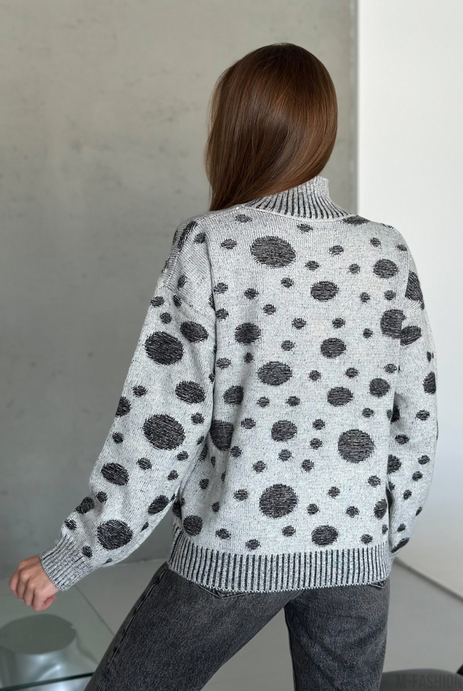 Черно-серый вязаный свитер в горох - Фото 3