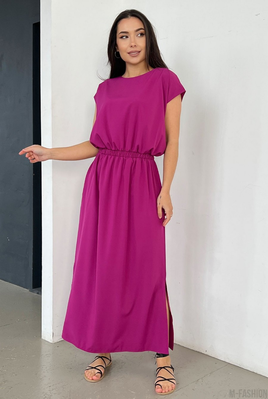 Фиолетовое однотонное платье с боковым разрезом  - Фото 1