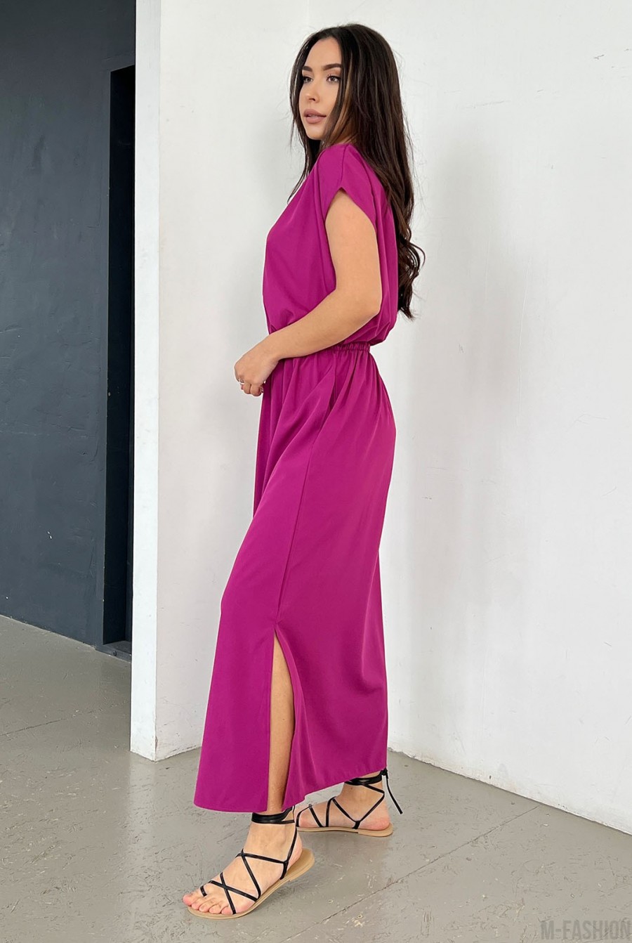 Фиолетовое однотонное платье с боковым разрезом - Фото 2