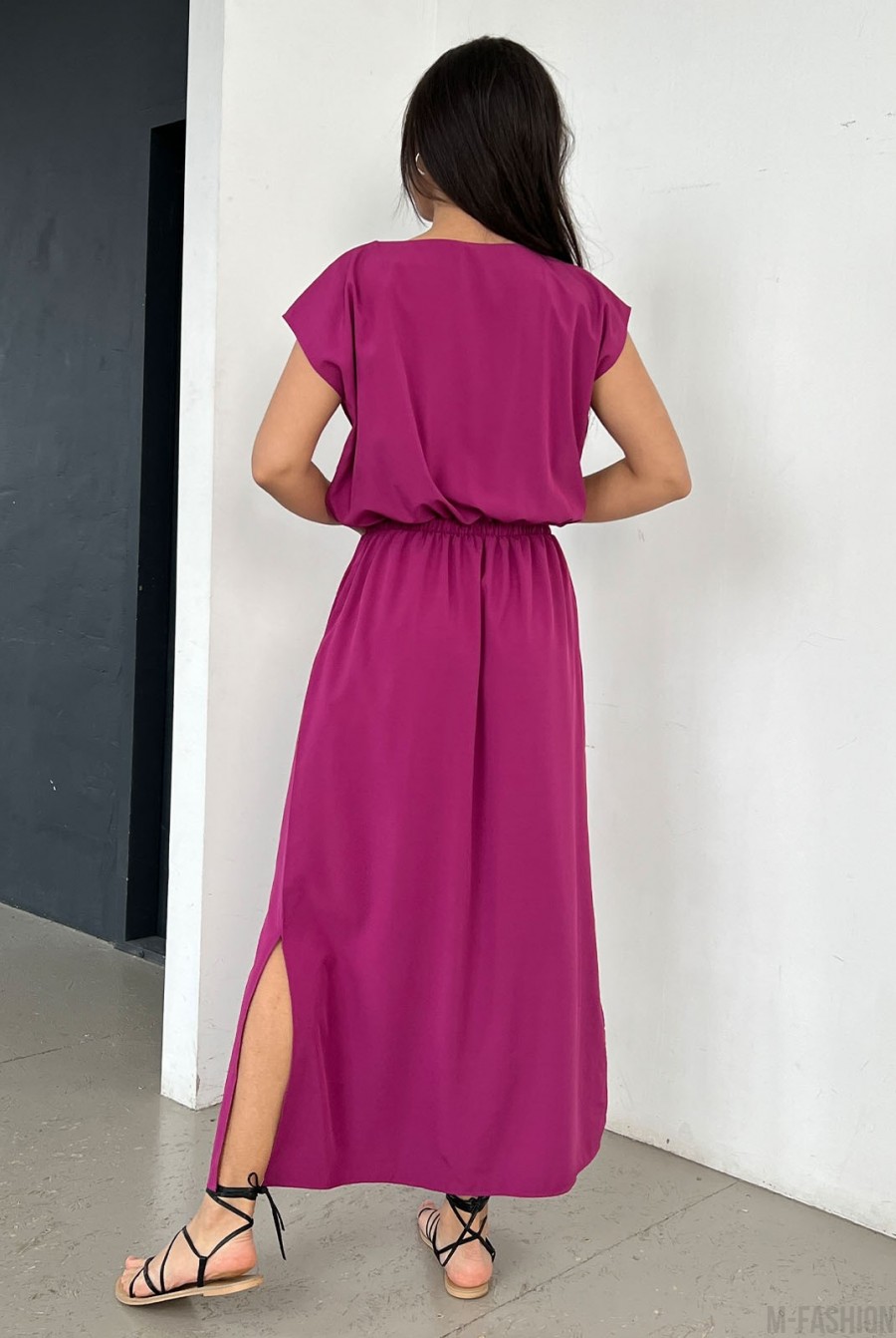 Фиолетовое однотонное платье с боковым разрезом - Фото 3