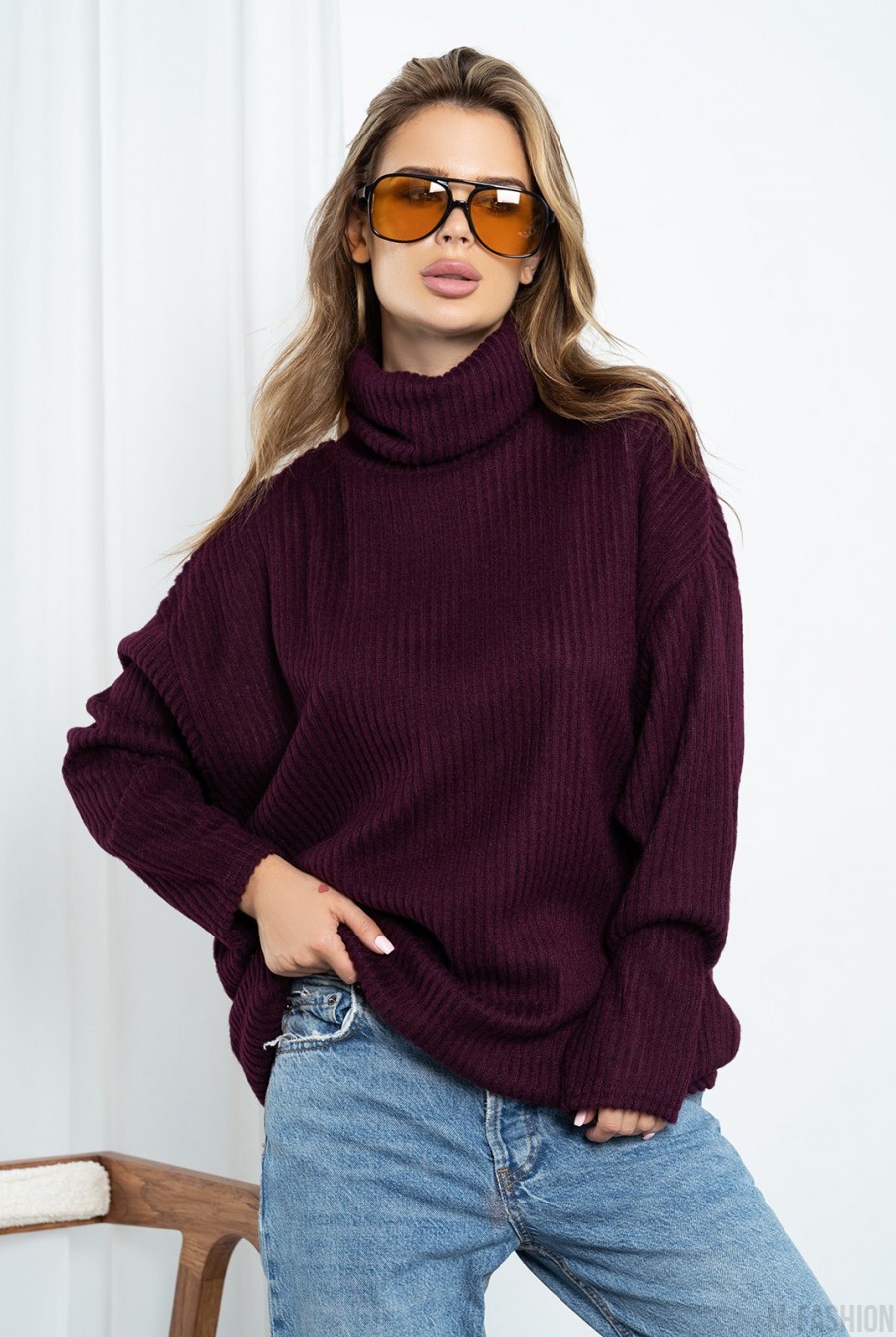 Фиолетовый удлиненный свитер с высоким горлом  - Фото 1