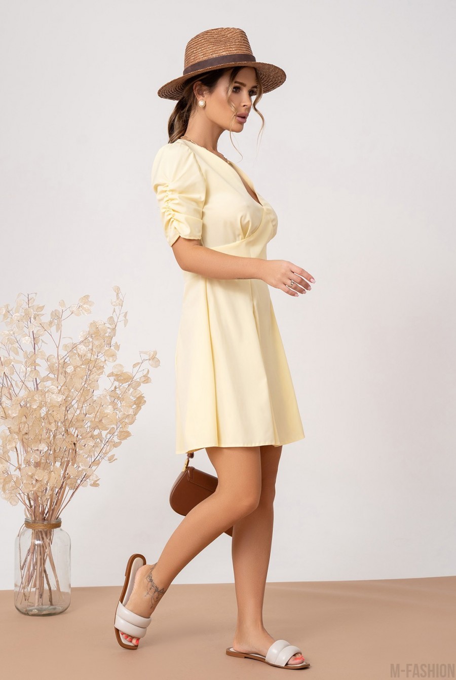 Желтое платье со сборками и декольте - Фото 2