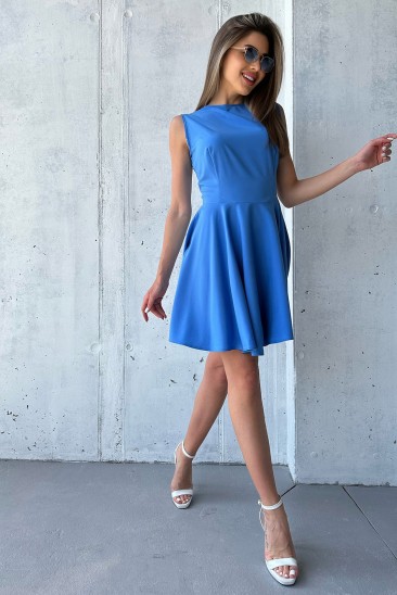 Голубое классическое платье без рукавов