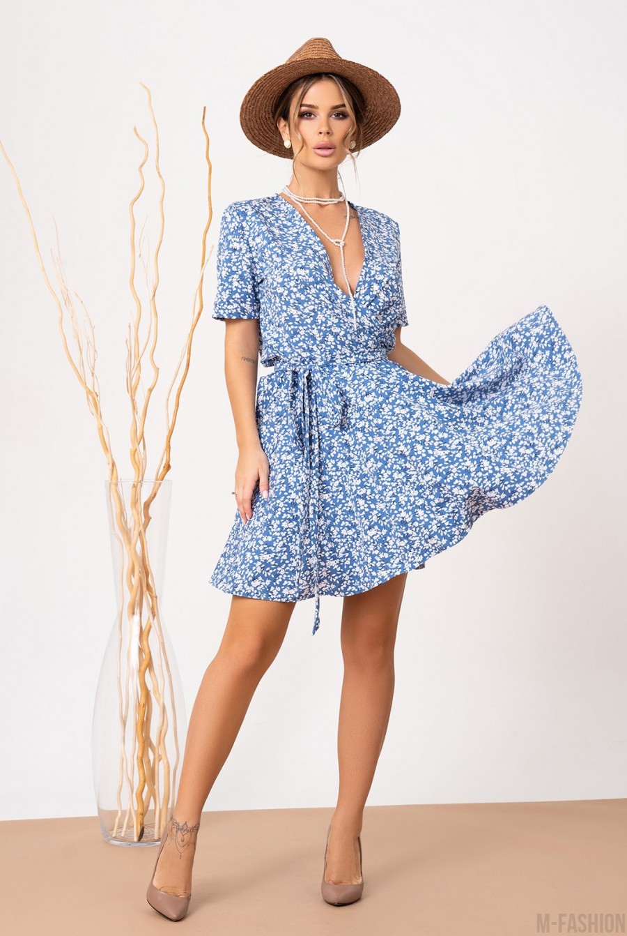 Голубое платье-халат с цветочным принтом  - Фото 1