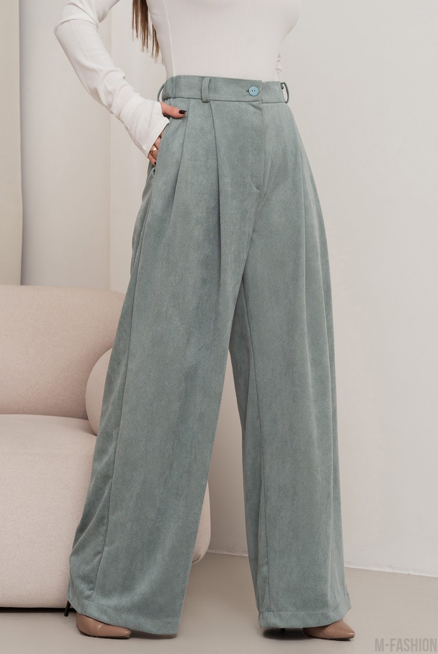 Оливковые свободные брюки палаццо из эко-замши - Фото 2