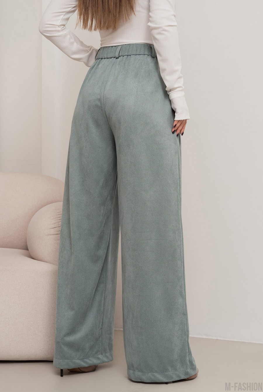 Оливковые свободные брюки палаццо из эко-замши - Фото 3