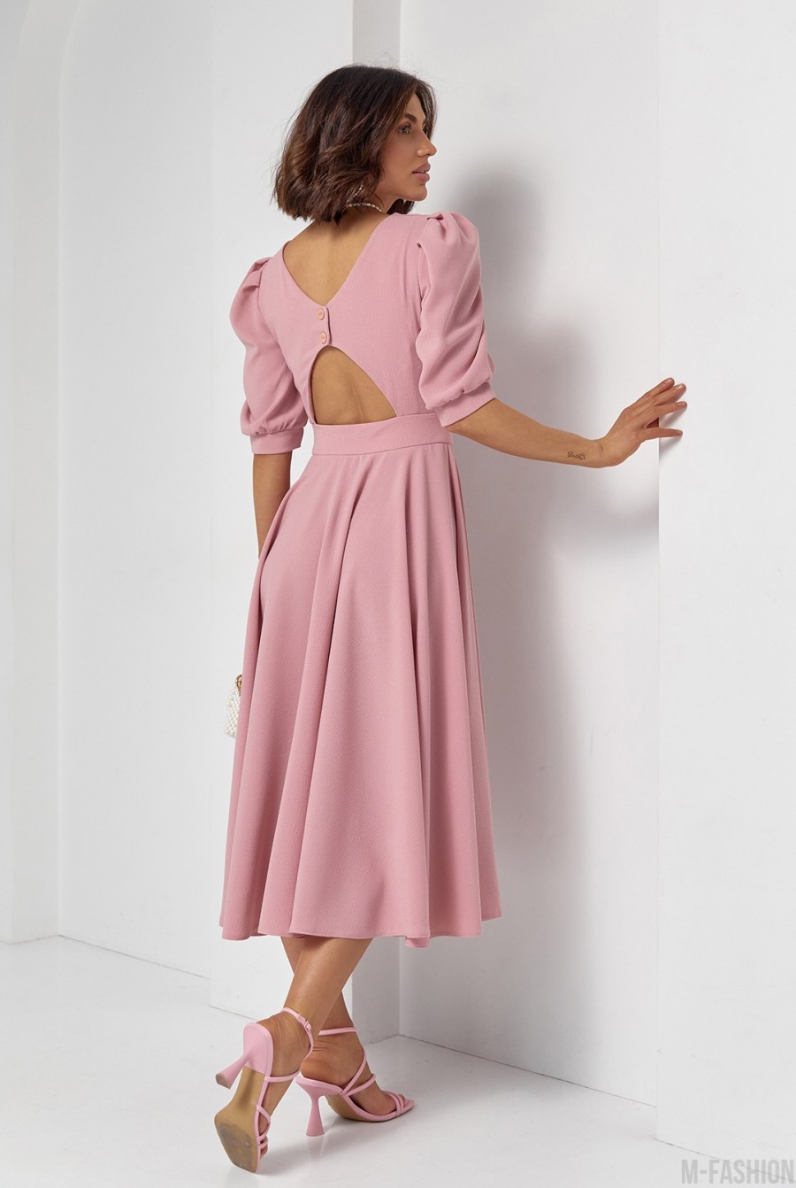 Розовое платье с декоративной спинкой  - Фото 1
