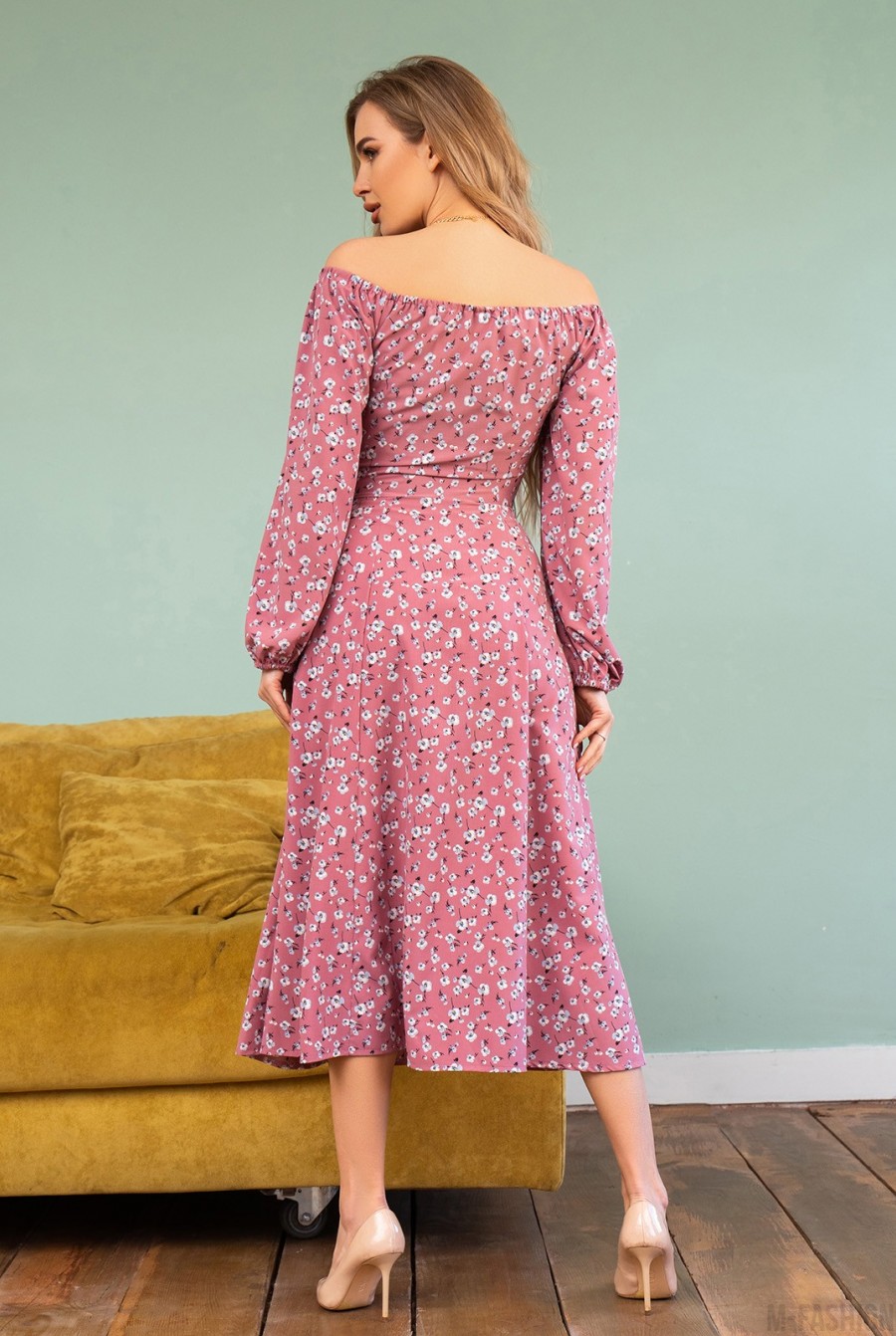 Розовое платье с открытыми плечами и разрезом - Фото 3