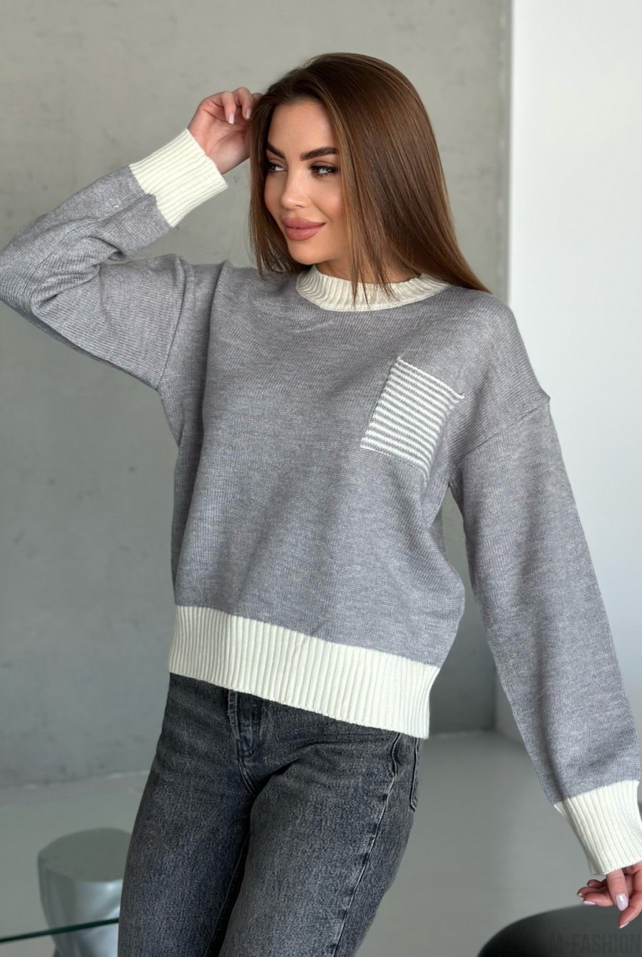 Серый ангоровый свитер с карманом - Фото 2