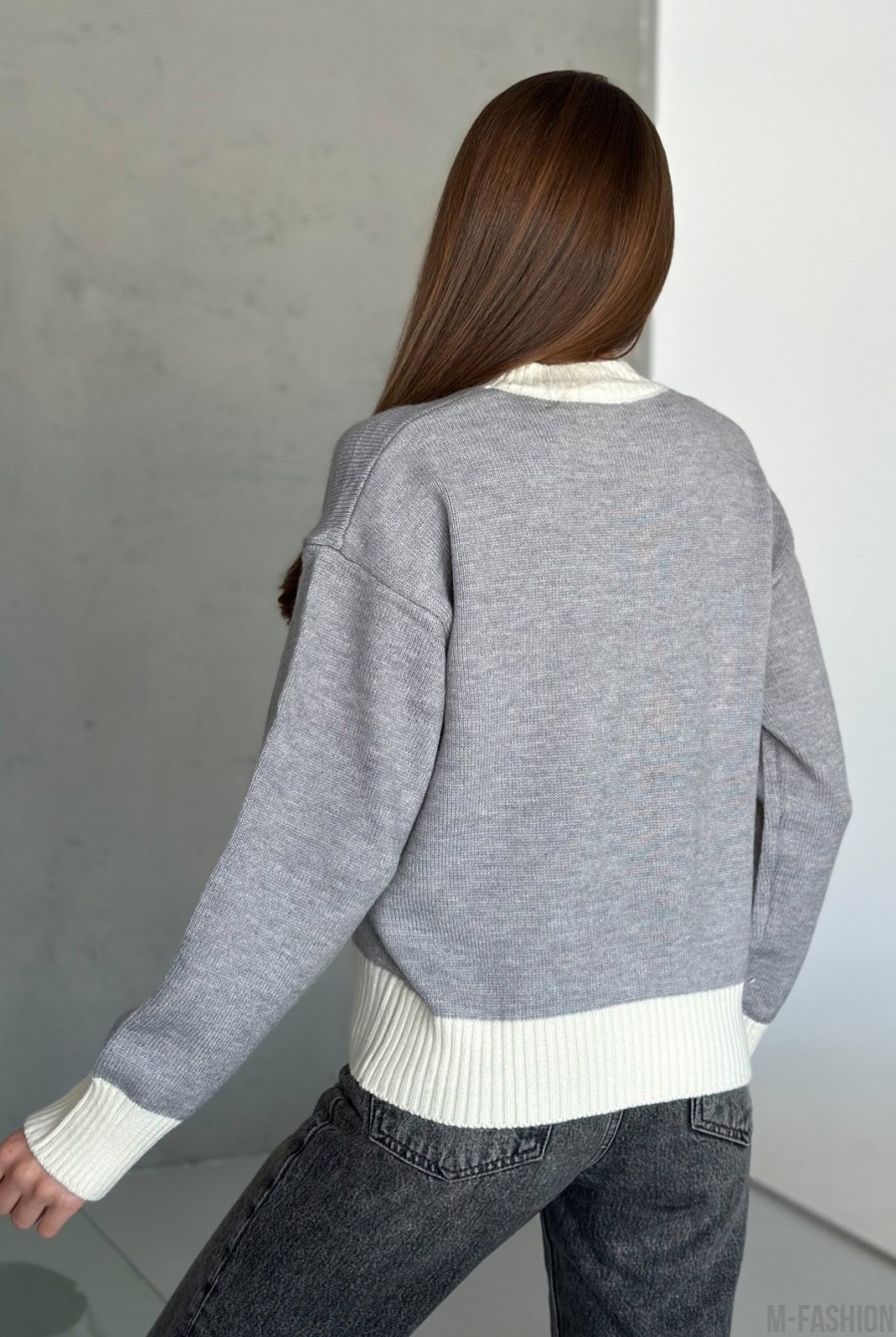 Серый ангоровый свитер с карманом - Фото 3