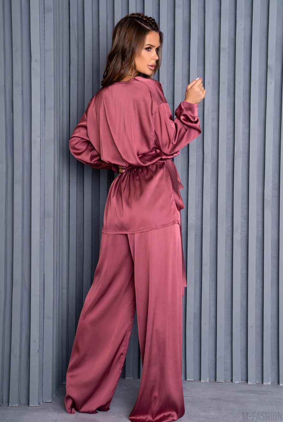 Шелковый темно-розовый костюм в пижамном стиле - Фото 3