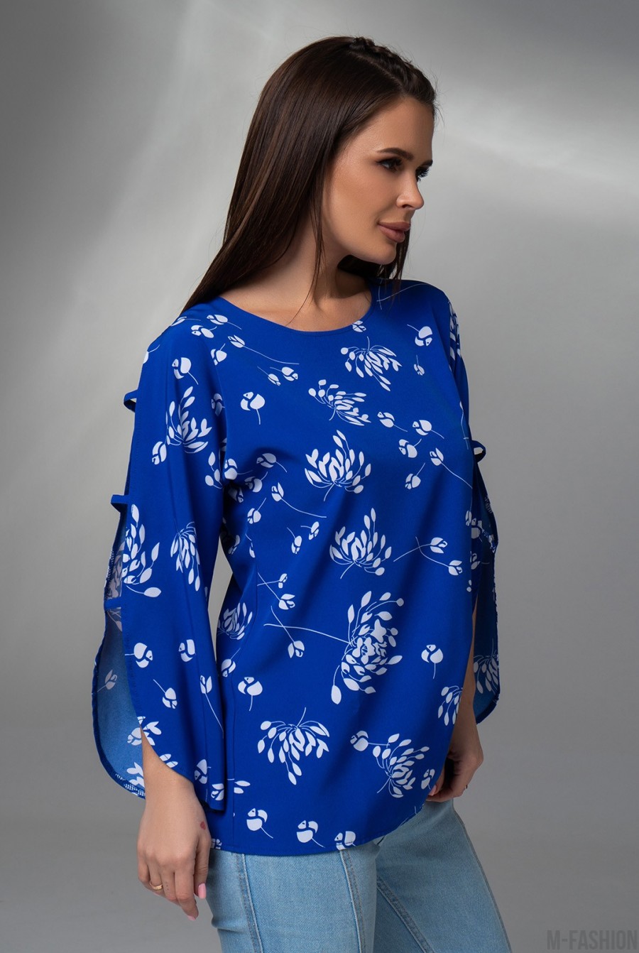 Синяя принтованная блуза с разрезами на рукавах  - Фото 2