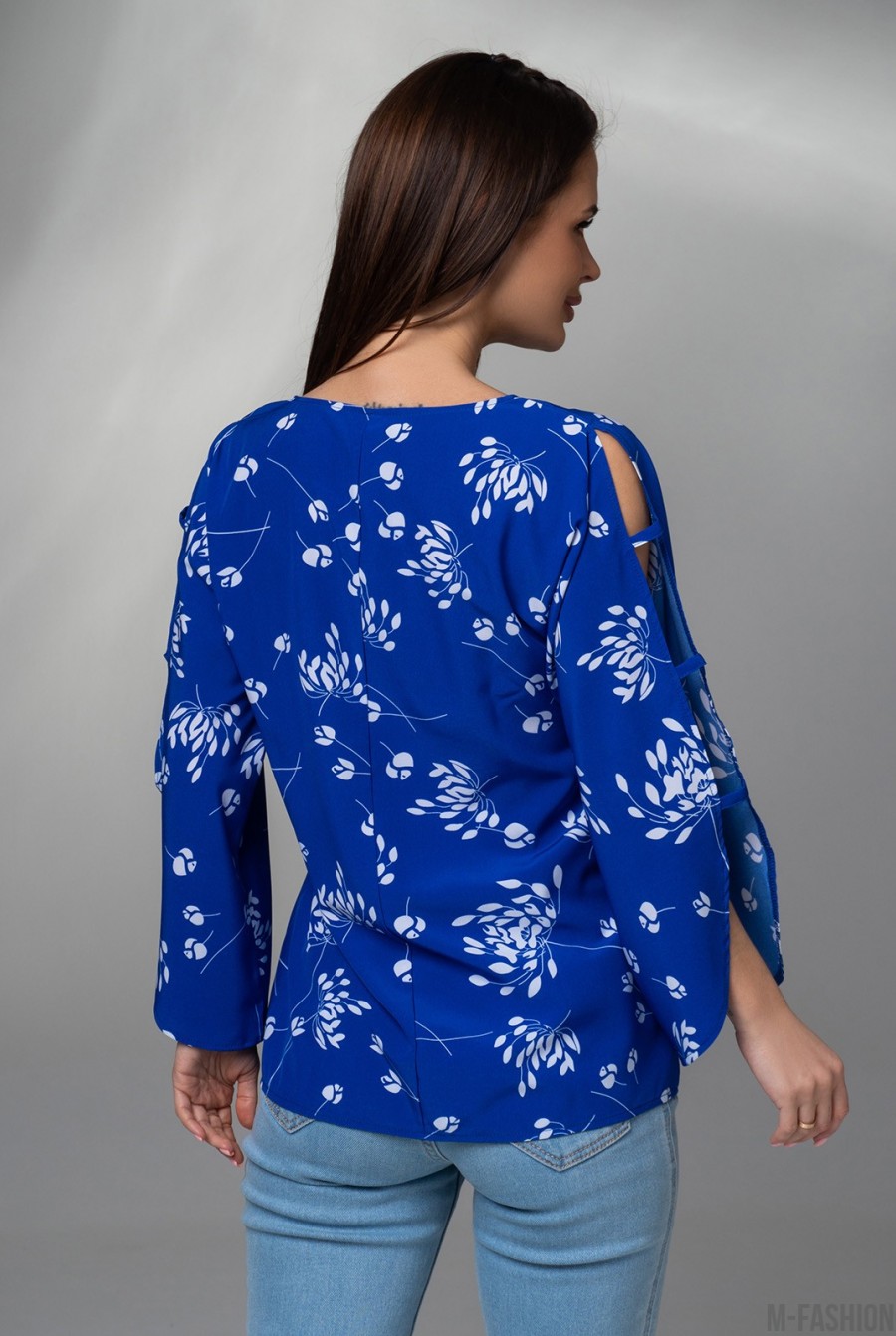 Синяя принтованная блуза с разрезами на рукавах  - Фото 3