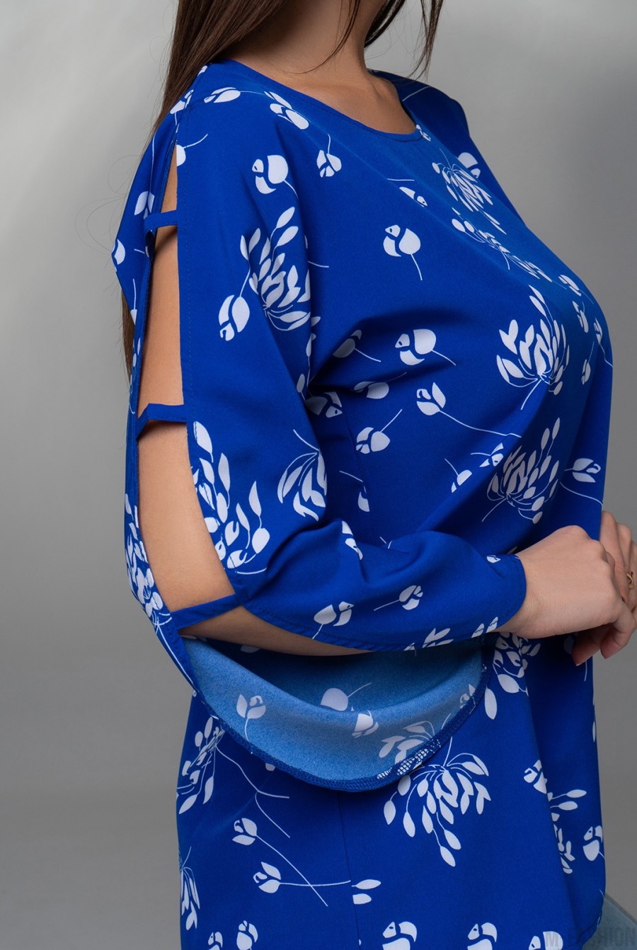 Синяя принтованная блуза с разрезами на рукавах  - Фото 4