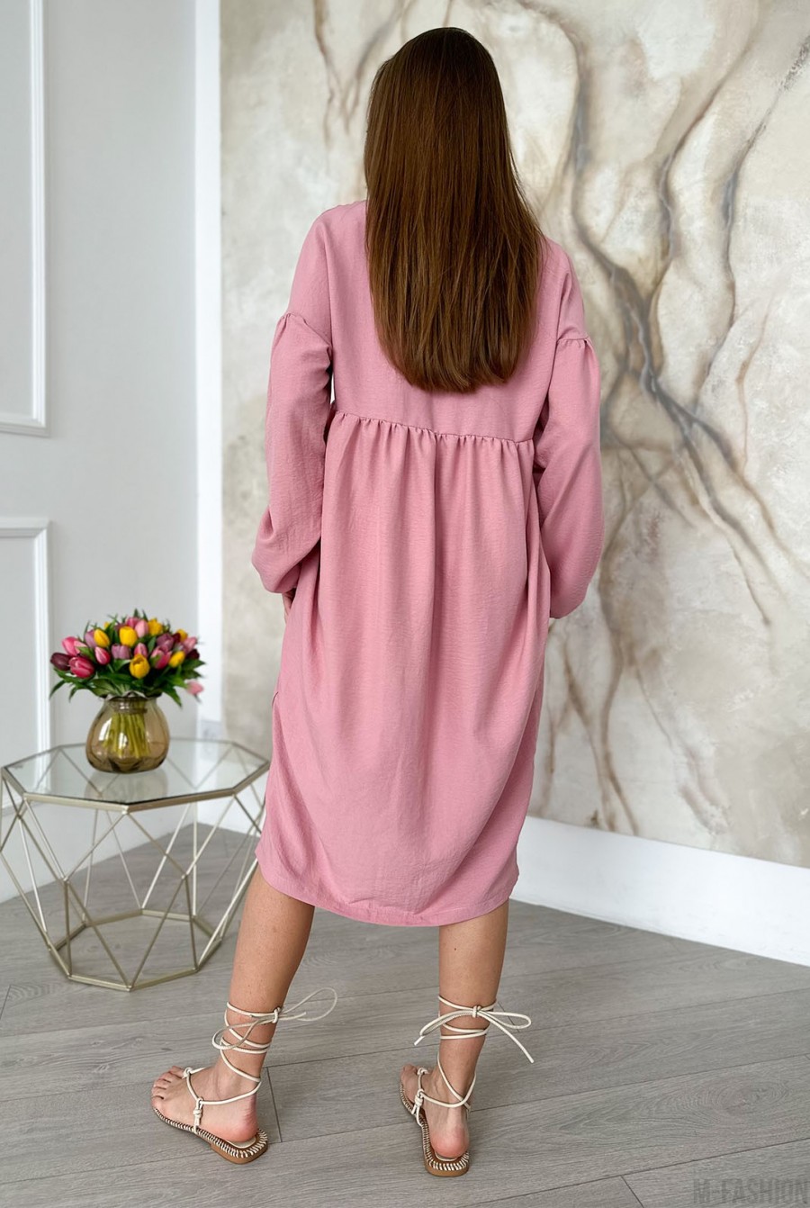 Свободное розовое платье с V-образной горловиной - Фото 2