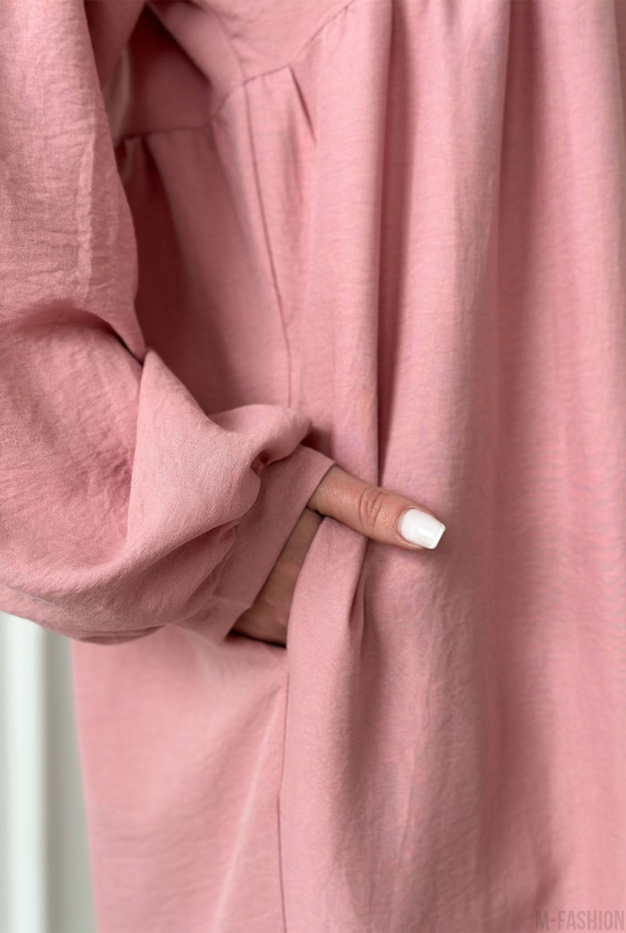 Свободное розовое платье с V-образной горловиной - Фото 3