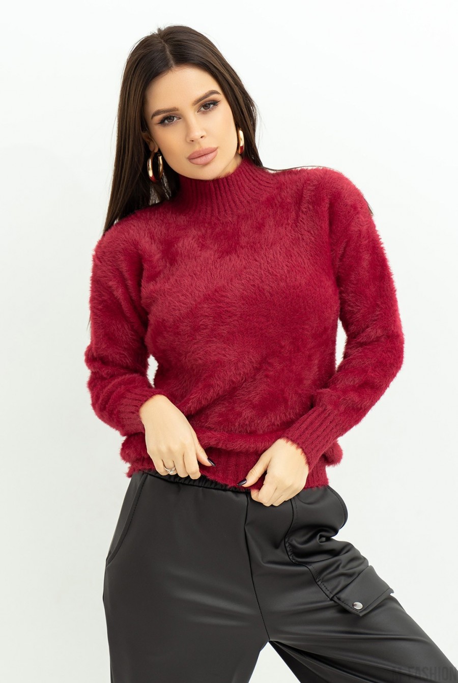 Теплый однотонный свитер-травка бордового цвета  - Фото 1