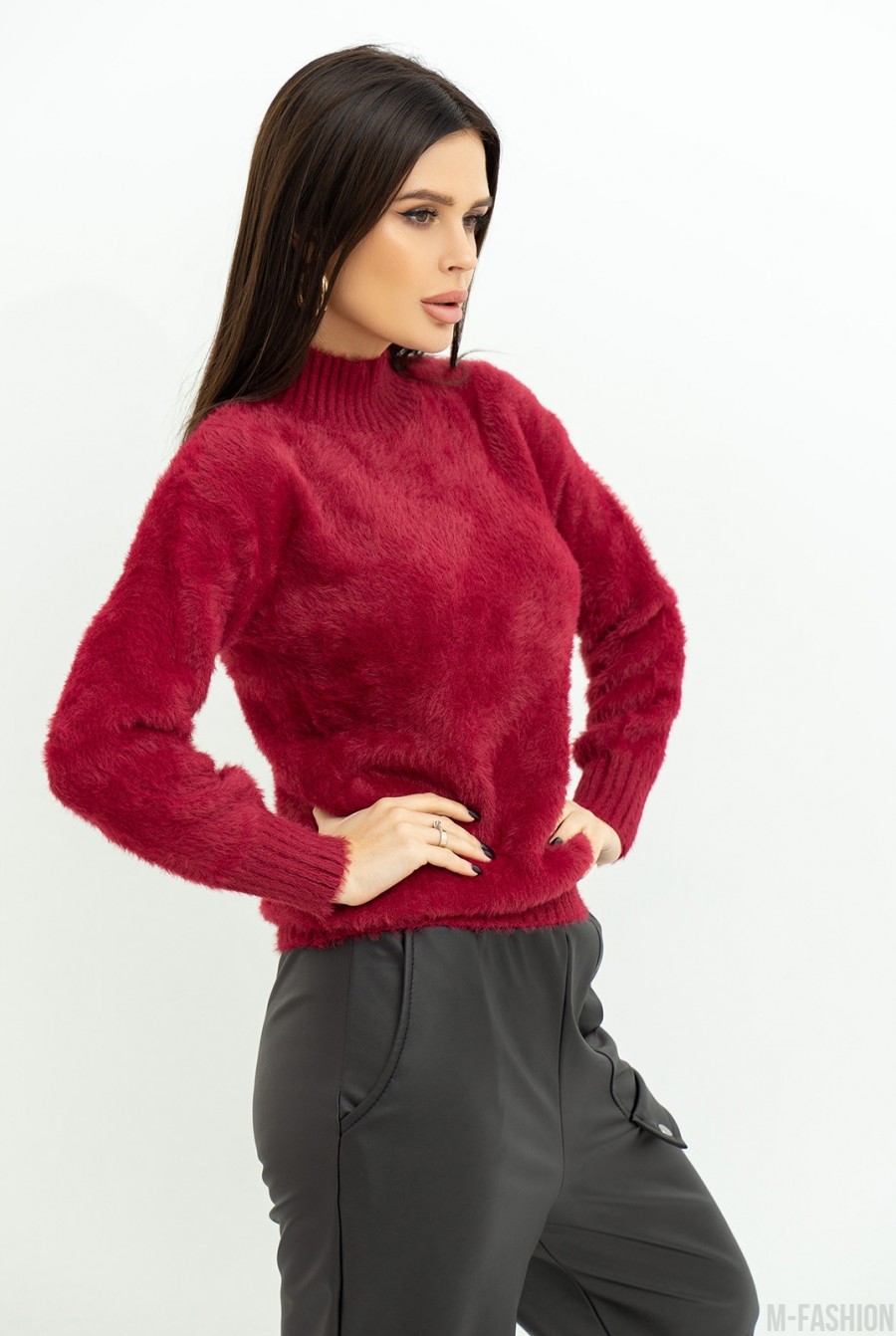 Теплый однотонный свитер-травка бордового цвета - Фото 2