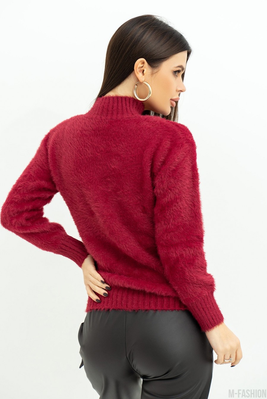 Теплый однотонный свитер-травка бордового цвета - Фото 3