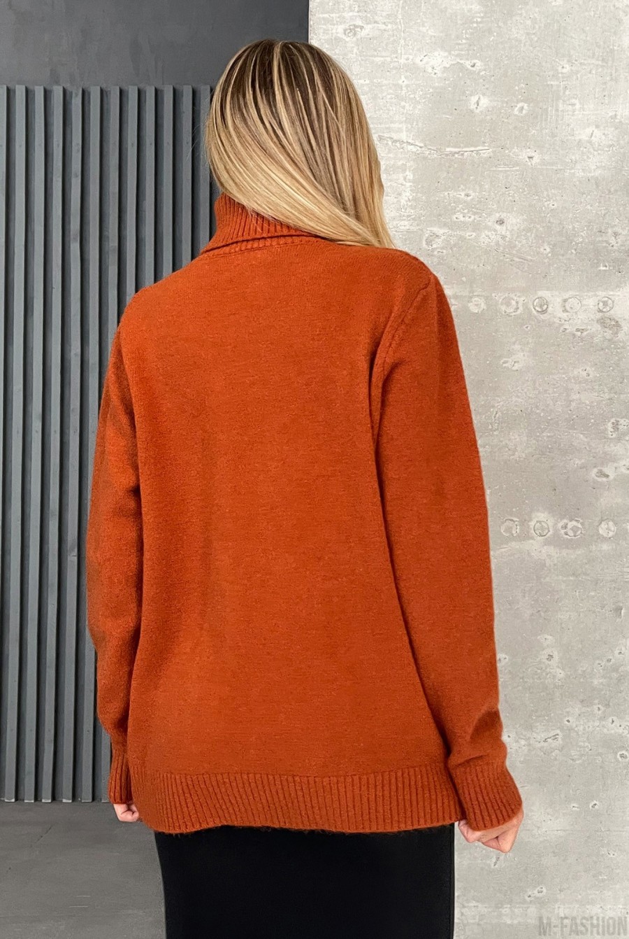 Терракотовый свитер объемной вязки с высоким горлом - Фото 3