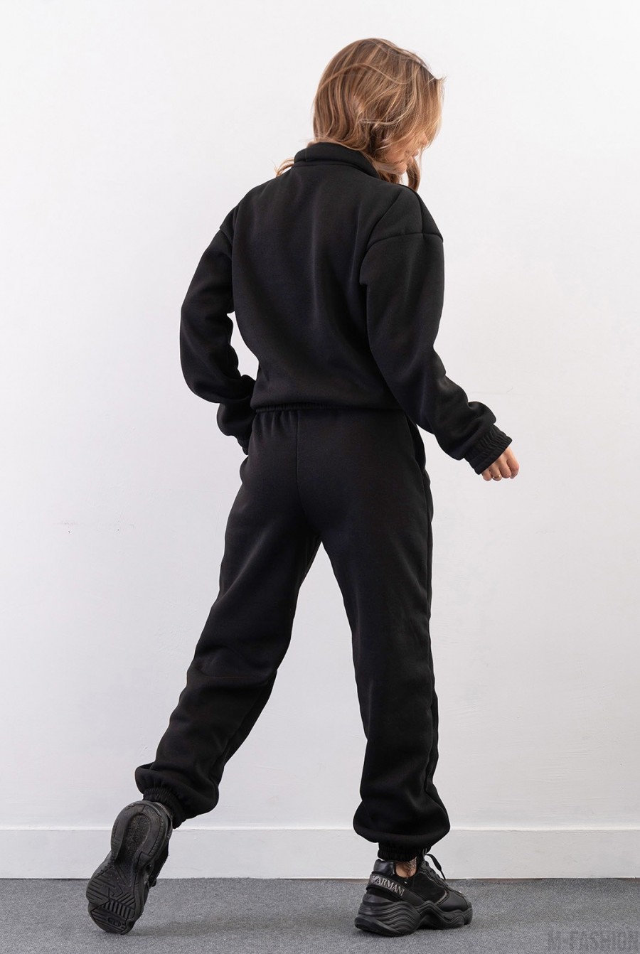 Утепленный черный костюм с высоким воротником на кулиске - Фото 3