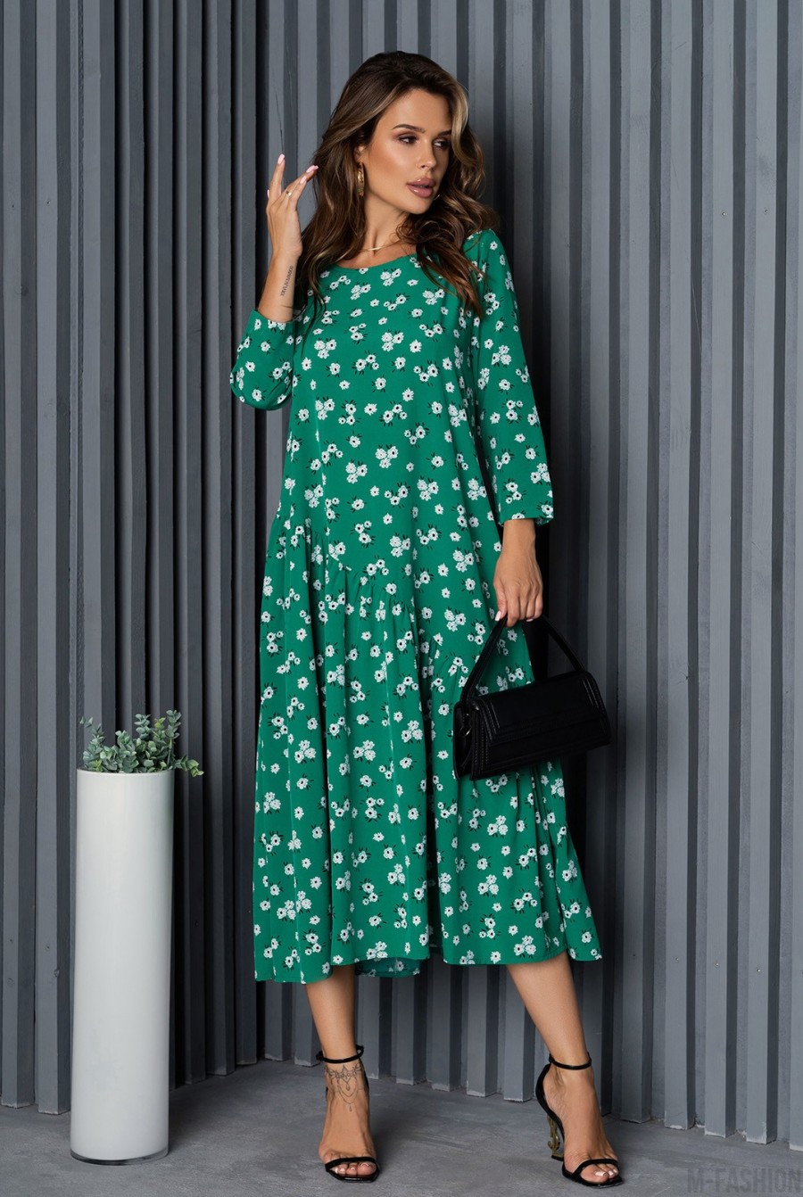 Зеленое свободное платье с диагональным воланом  - Фото 1