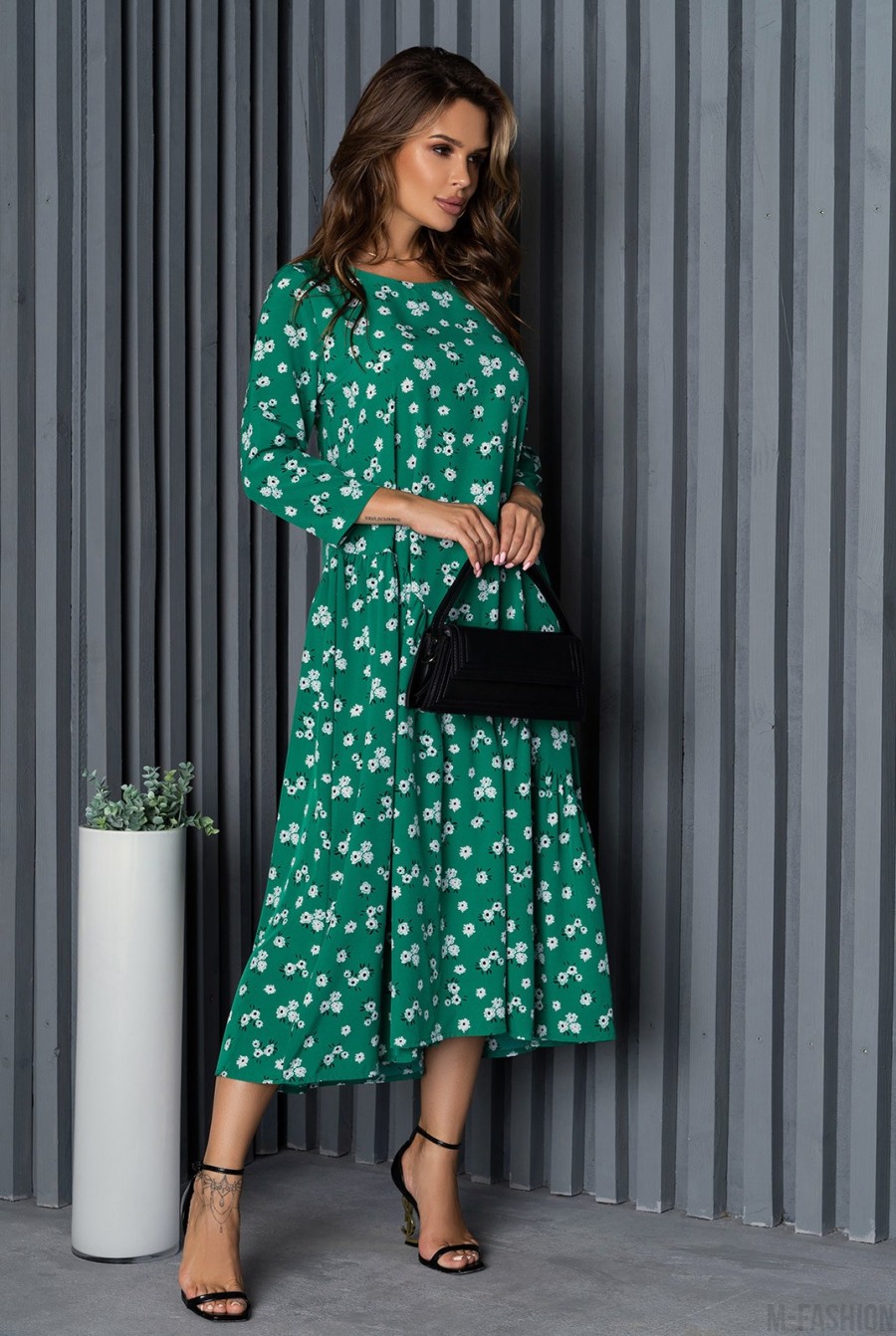 Зеленое свободное платье с диагональным воланом - Фото 2