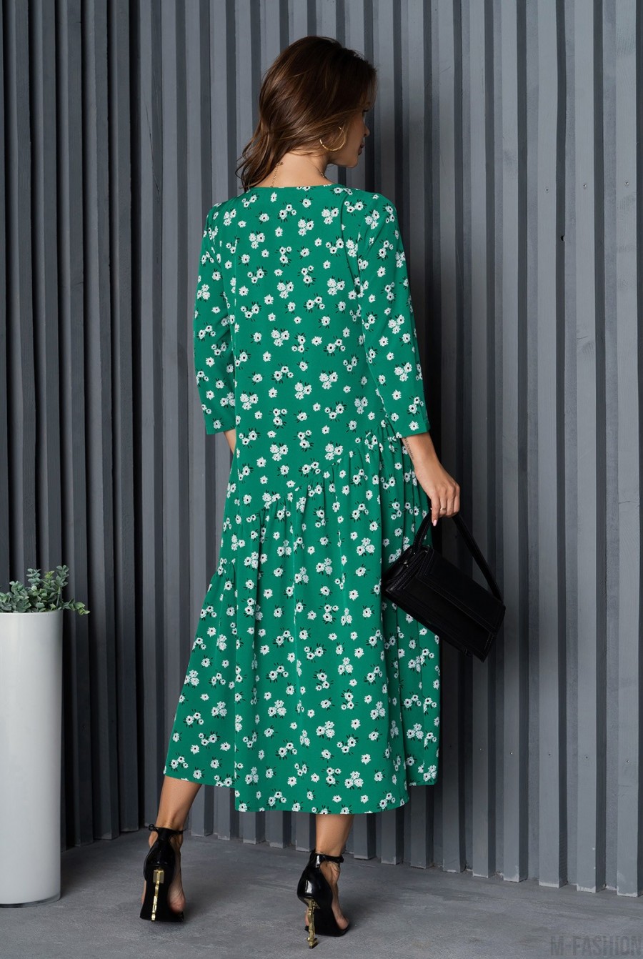 Зеленое свободное платье с диагональным воланом - Фото 3