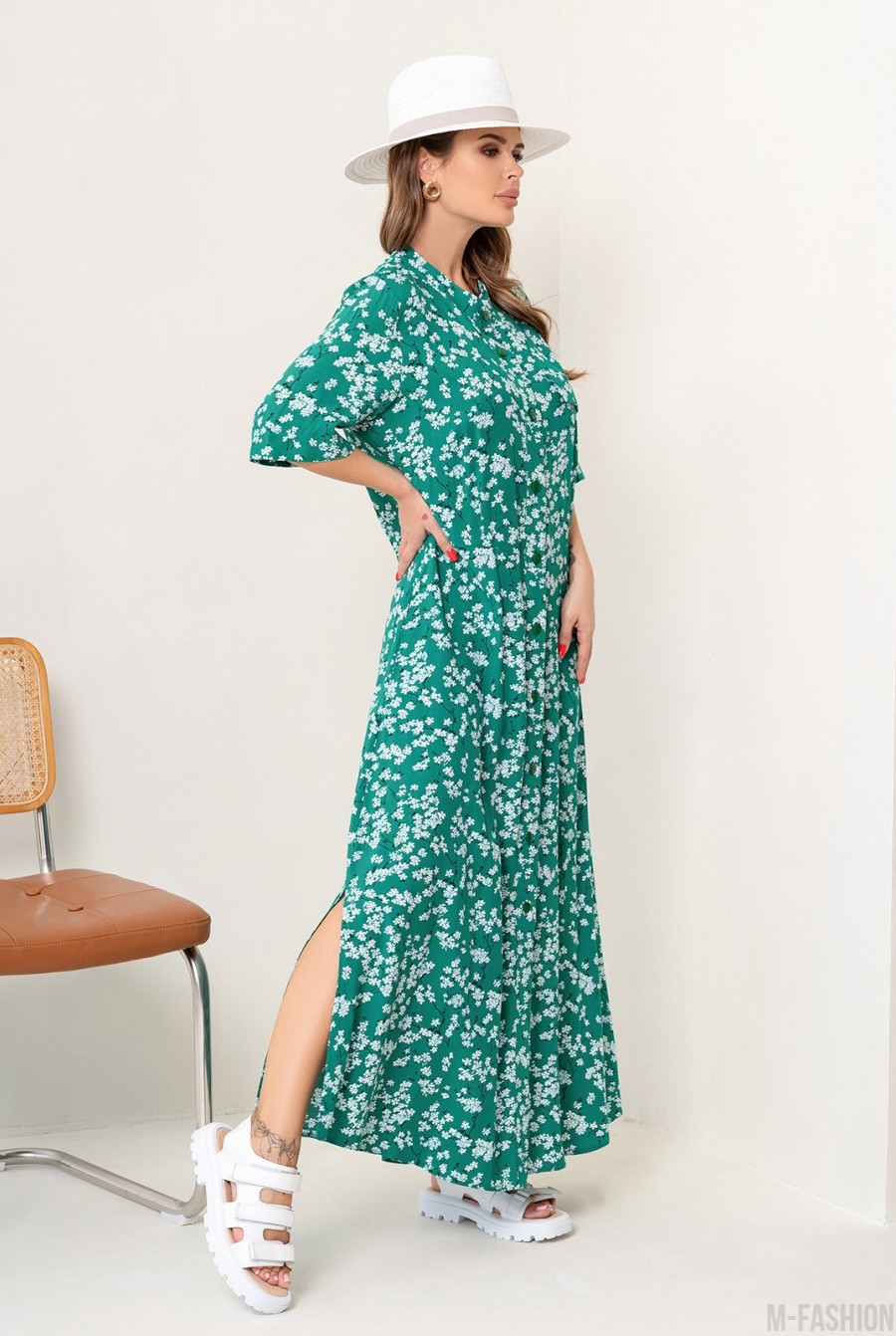 Зеленое цветочное платье-рубашка с разрезами - Фото 2