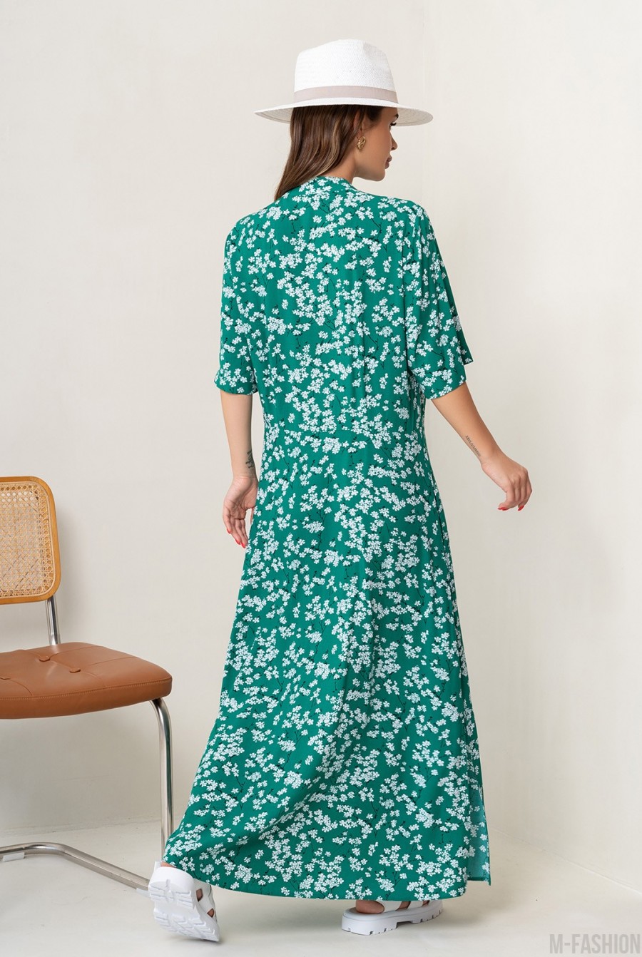Зеленое цветочное платье-рубашка с разрезами - Фото 3