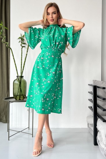 Зеленое цветочное платье с вырезом на спинке