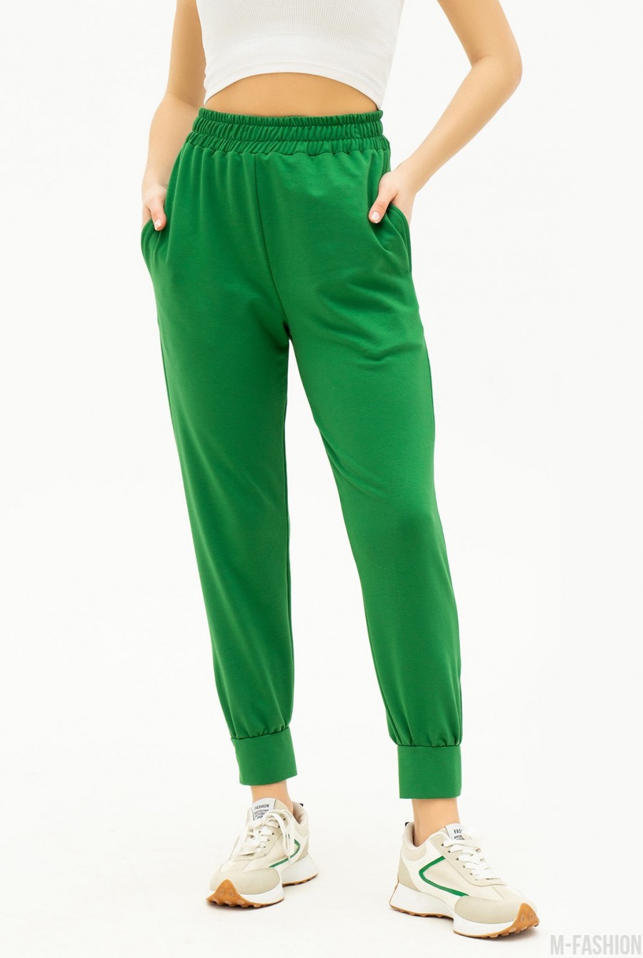 Зеленые трикотажные брюки с декоративными манжетами  - Фото 1