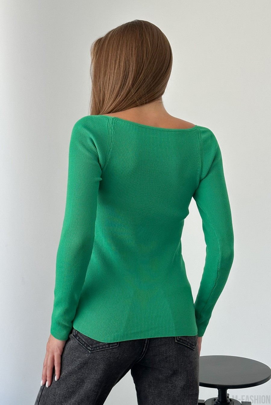 Зеленый свитер с глубоким декольте - Фото 3