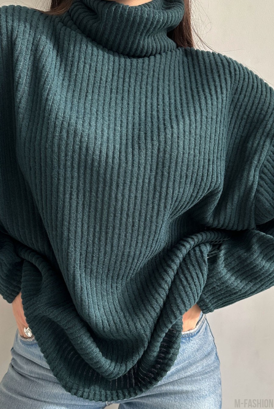 Зеленый удлиненный свитер с высоким горлом - Фото 4