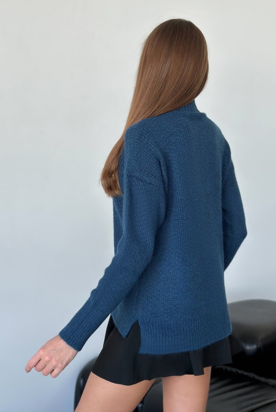 Агноровый свободный свитер темно-синего цвета - Фото 3