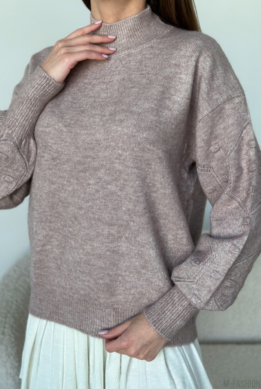 Ангоровый темно-бежевый свитер с объемными рукавами - Фото 4