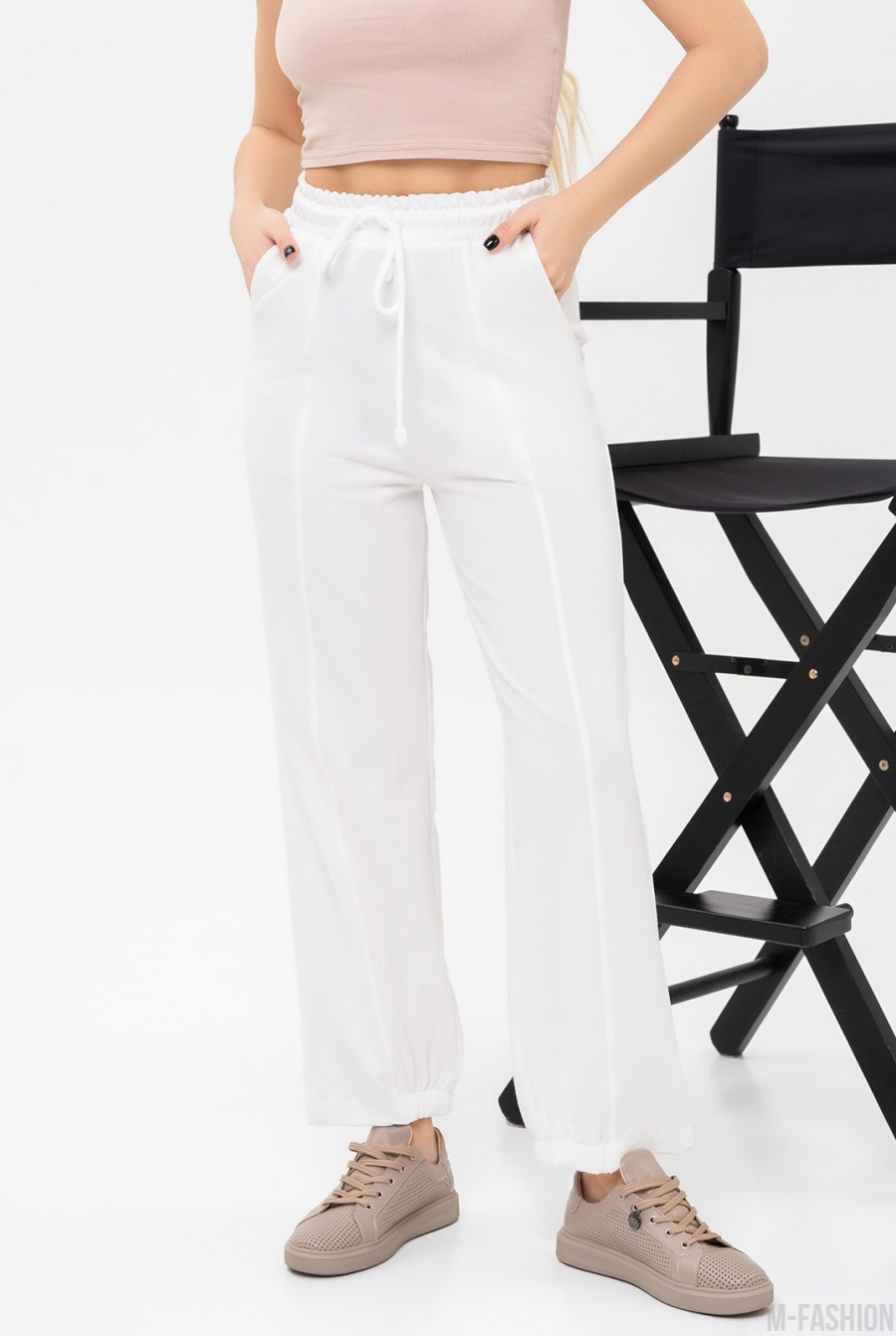 Белые свободные брюки со сборками на манжетах  - Фото 1