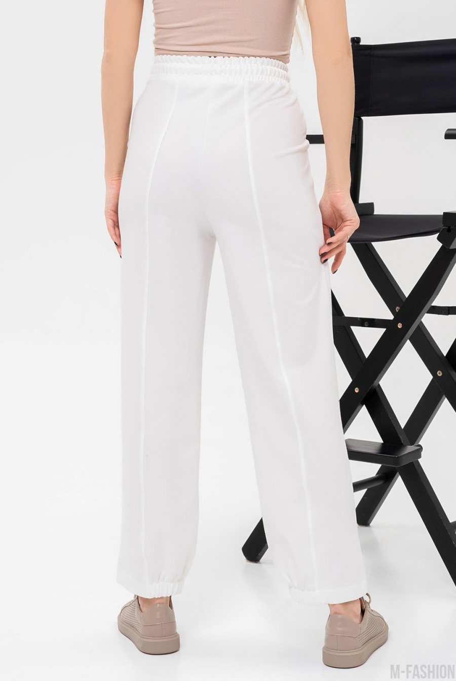 Белые свободные брюки со сборками на манжетах - Фото 3