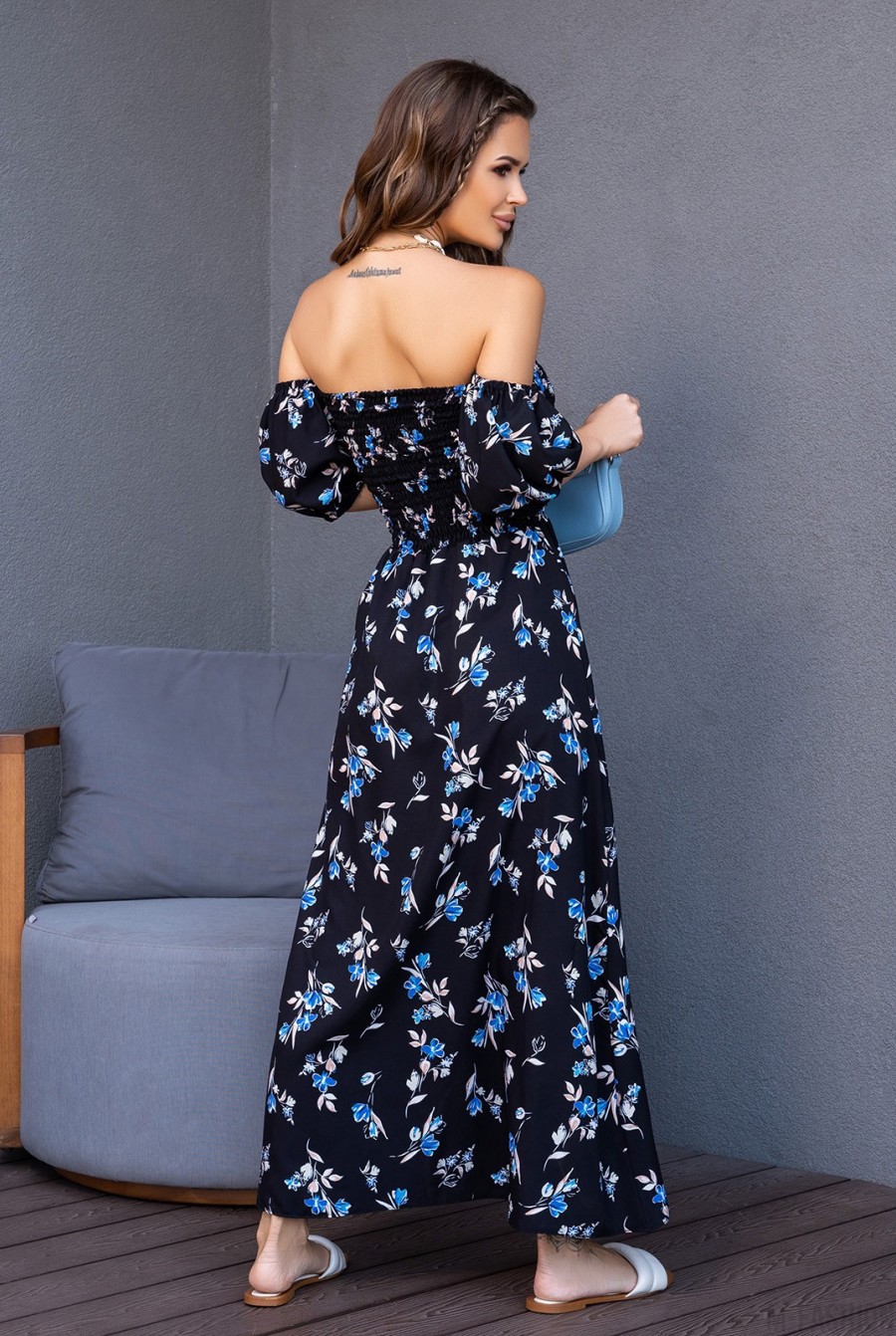 Черно-голубое цветочное платье с лифом-жаткой - Фото 3