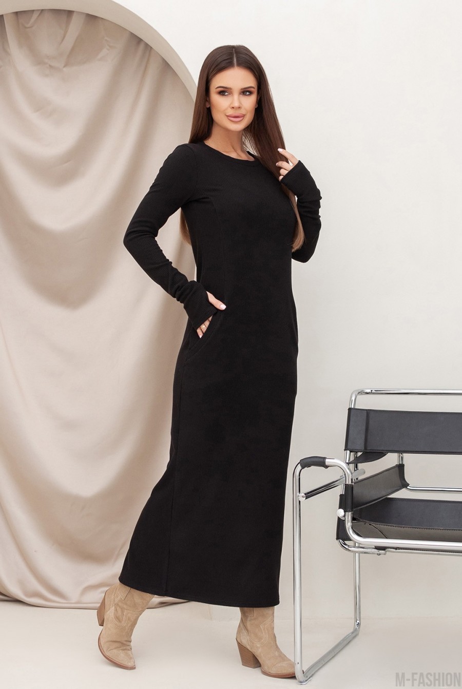 Черное длинное платье в рубчик - Фото 2