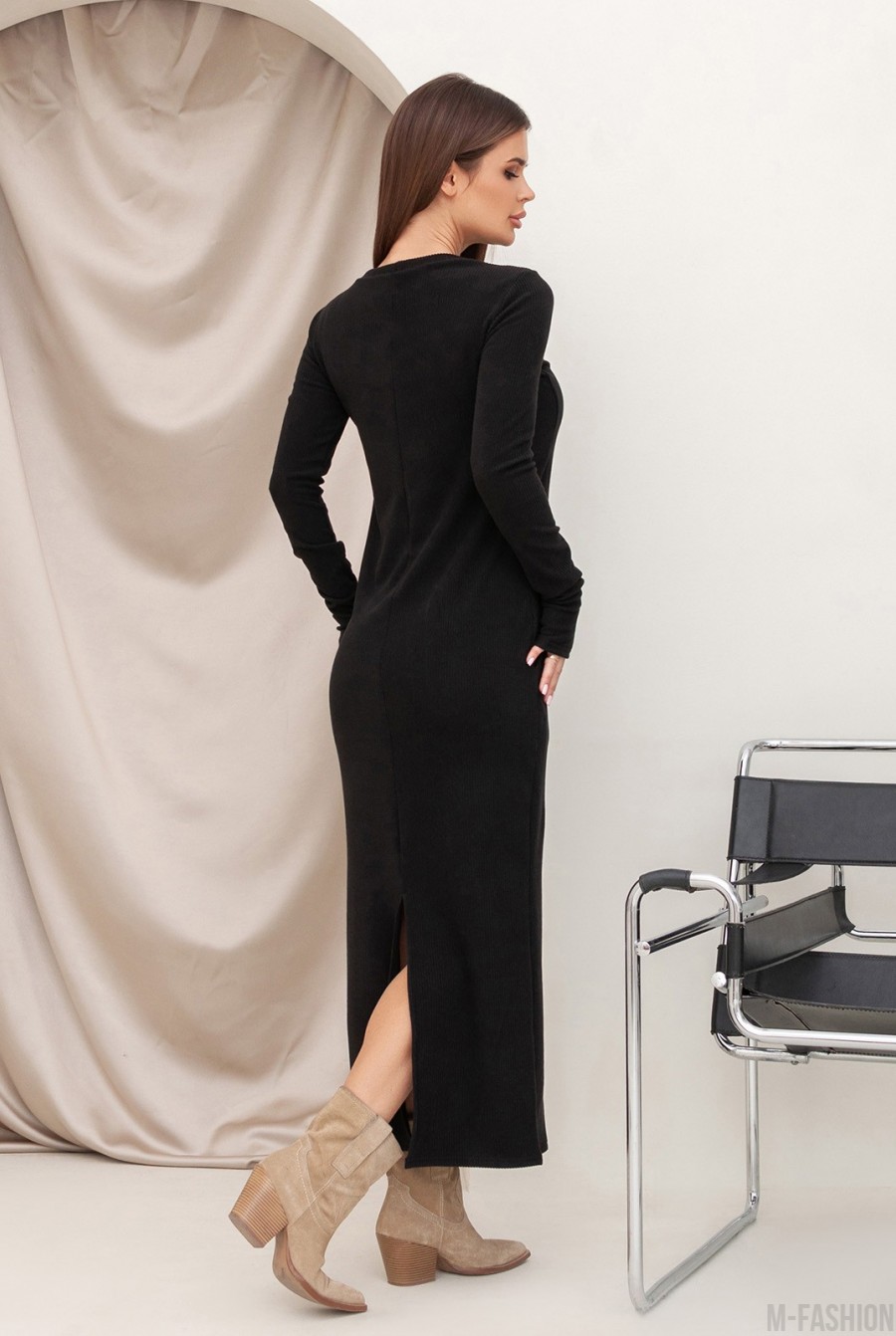 Черное длинное платье в рубчик - Фото 3