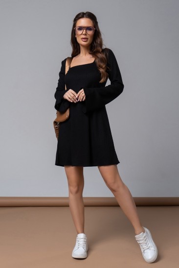 Черное короткое платье с расклешенными рукавами