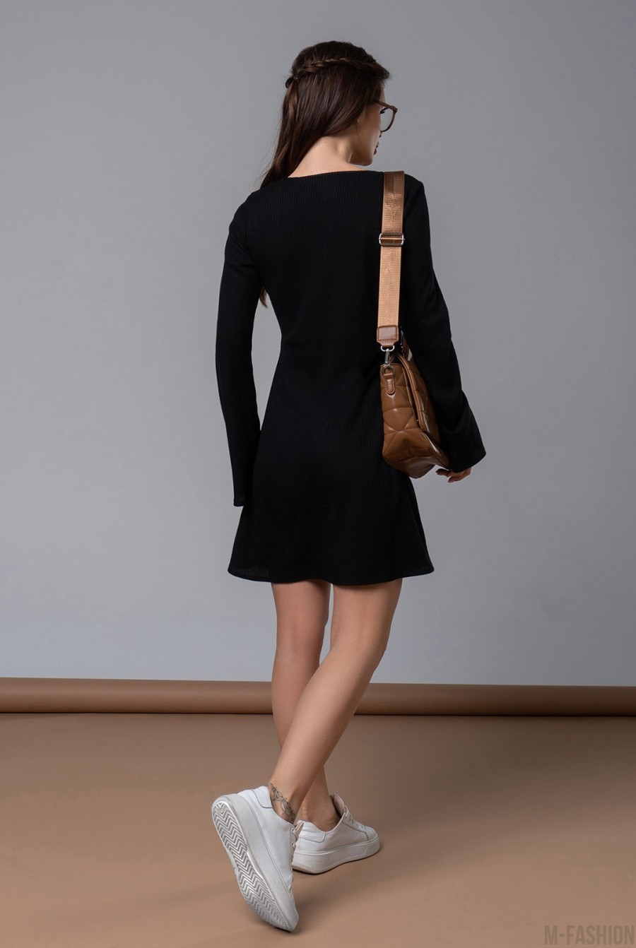 Черное короткое платье с расклешенными рукавами - Фото 3