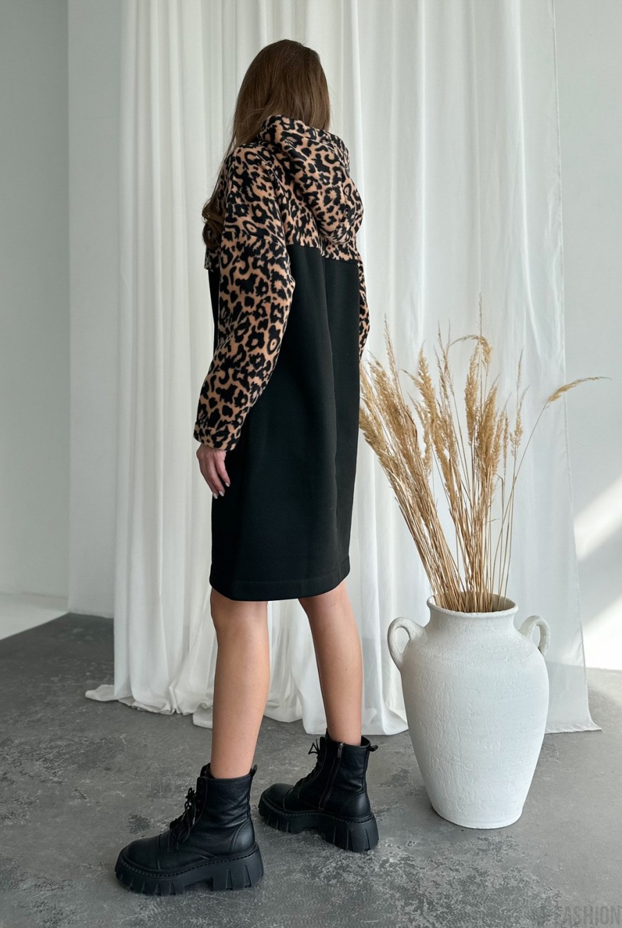 Черное теплое платье с леопардовой вставкой - Фото 3